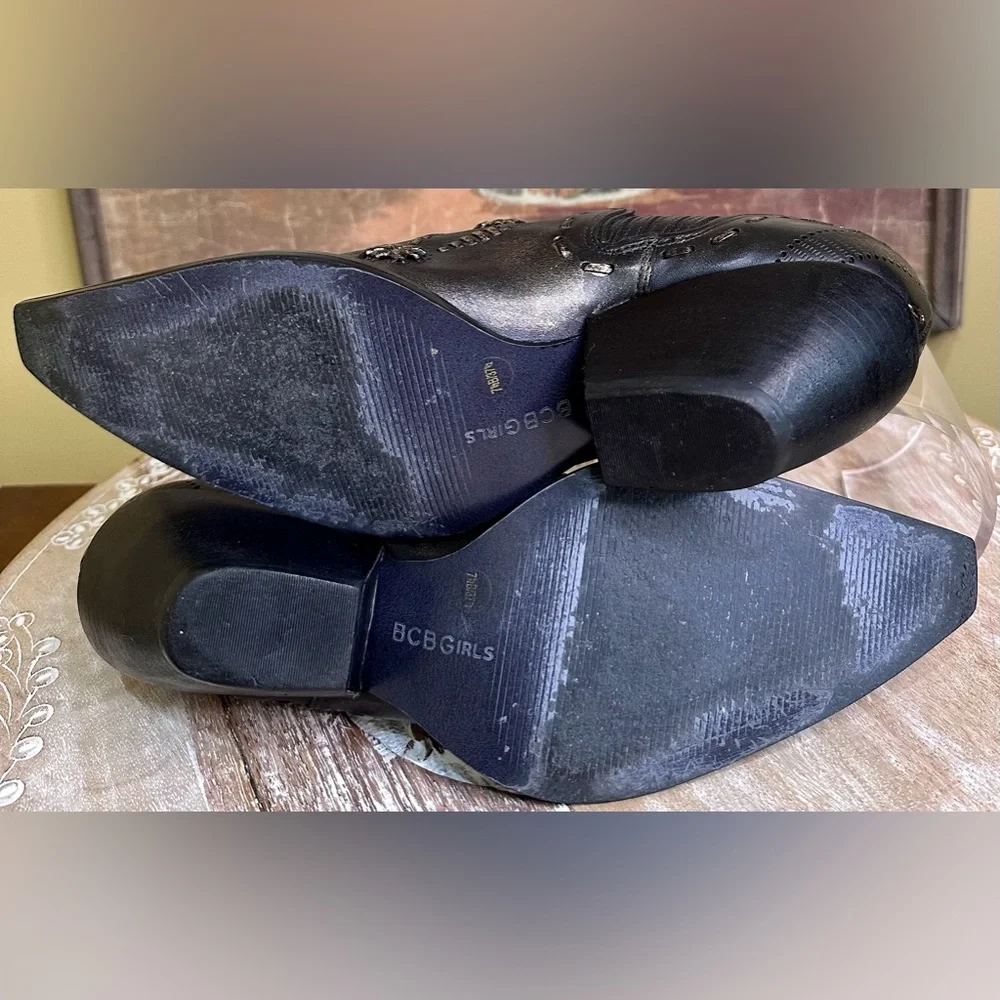 EUC BCBGirls “Toom” Vintage Style Boho Western Ankle Booties. Size 37.5/7.5 - Picture 13 of 14